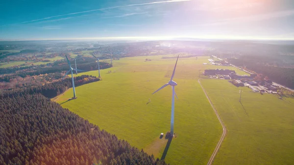 Väderkvarnar på windfarm på en solig sommardag — Stockfoto