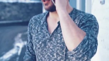 Genç adam akıllı telefonunu kullanıyor.