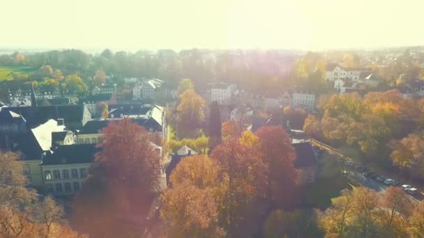 Luchtfoto drone uitzicht op het historische dorpje met de naam Kornelimuenster — Stockvideo