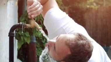Süper ağır çekim çekim dış musluk suyu damlama ve splash bir sıcak yaz gününde