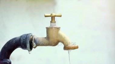 Süper ağır çekim çekim dış musluk suyu damlama ve splash bir sıcak yaz gününde