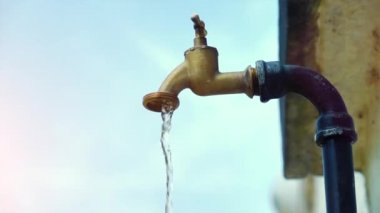 Süper ağır çekim çekim dış musluk suyu damlama ve splash bir sıcak yaz gününde