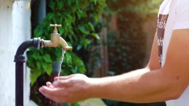 Süper ağır çekim çekim dış musluk suyu damlama ve splash bir sıcak yaz gününde