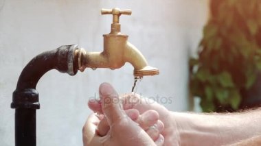 Süper ağır çekim çekim dış musluk suyu damlama ve splash bir sıcak yaz gününde