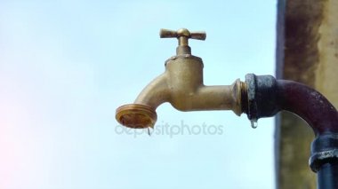 Süper ağır çekim çekim dış musluk suyu damlama ve splash bir sıcak yaz gününde