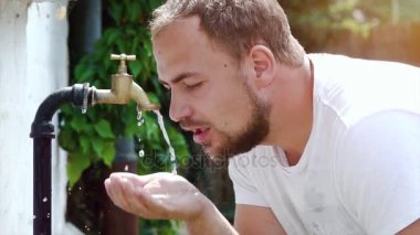 Süper ağır çekim çekim dış musluk suyu damlama ve splash bir sıcak yaz gününde