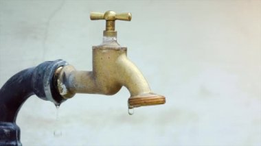 Süper ağır çekim çekim dış musluk suyu damlama ve splash bir sıcak yaz gününde