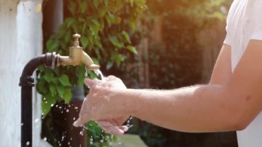 Süper ağır çekim çekim dış musluk suyu damlama ve splash bir sıcak yaz gününde