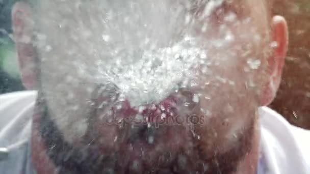 水爆炸淋浴在人类嘴巴 — — 有趣的慢动作 — 图库视频影像