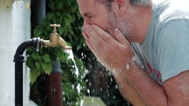 슈퍼 슬로우 모션 샷 외부 수돗물 떨어지는 뜨거운 여름 날에 시작 — 비디오