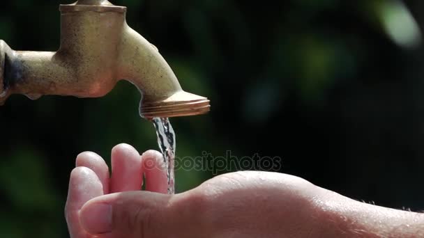 Super slow motion shot of exterior tap water dripping and splash on a hot summer day — Stock Video