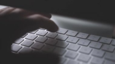 Bilgisayarda yazarak eller klavye - yakın çekim