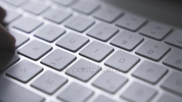 手をコンピューターで入力するキーボードのクローズ アップ — ストック動画