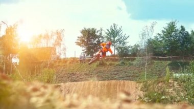 Toprak yolda sürme motocross binici
