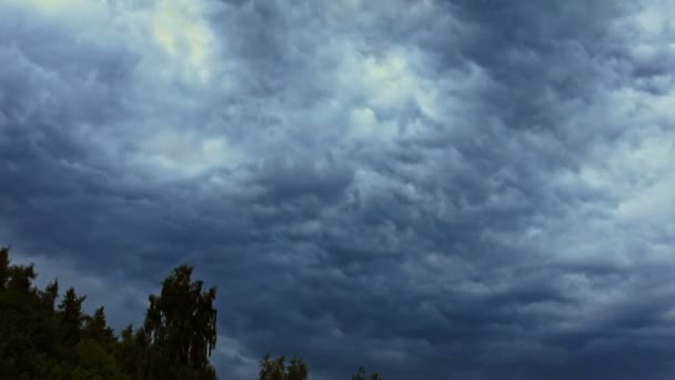 Dramatiska filmiska himlen med mörka moln — Stockvideo