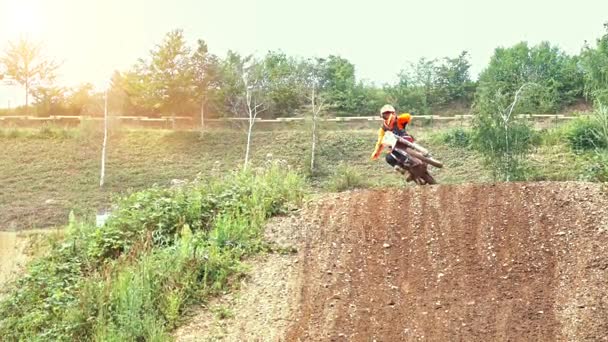 Motocross Rider montando en pista de tierra — Vídeos de Stock