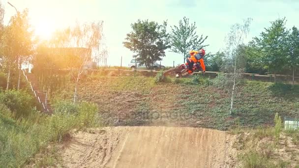 Мотокрос вершник їде на брудній доріжці — стокове відео