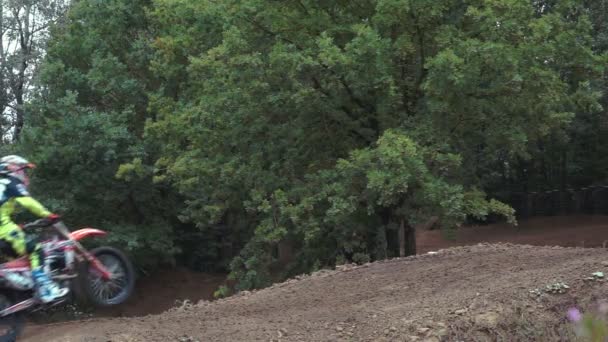 Motocross Rider montando en pista de tierra — Vídeos de Stock