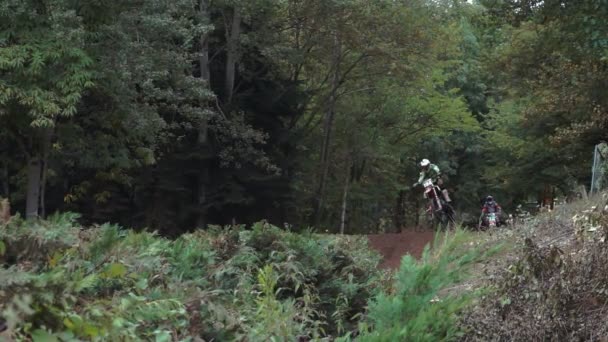 Motocross αναβάτη οδηγώντας σε χωματόδρομο — Αρχείο Βίντεο