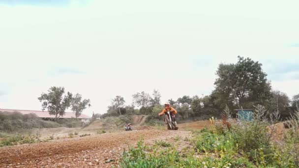 Motocross Rider montando en pista de tierra — Vídeos de Stock
