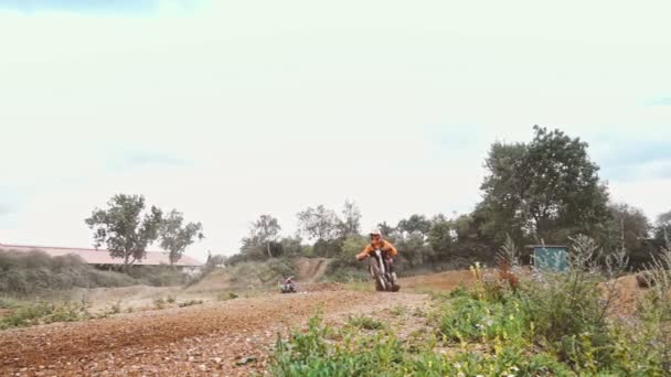 Motocross αναβάτη οδηγώντας σε χωματόδρομο — Αρχείο Βίντεο