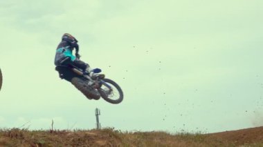 Toprak yolda sürme motocross binici