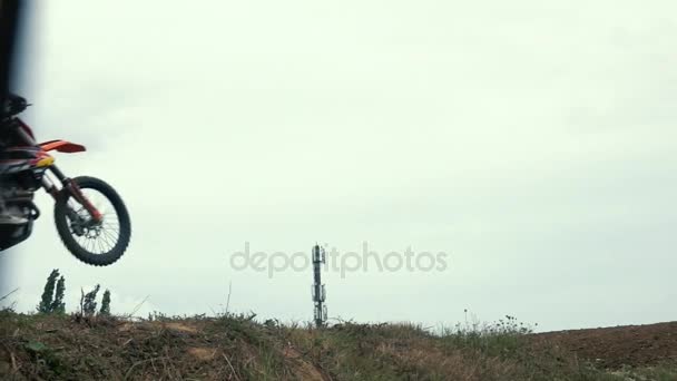 Motocross Rider montando en pista de tierra — Vídeos de Stock