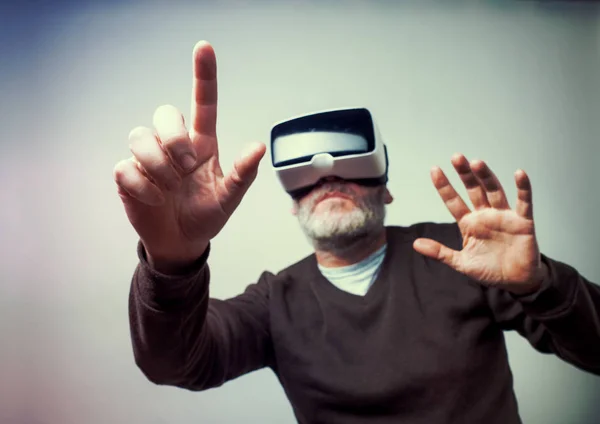 Empresario con gafas de realidad virtual —  Fotos de Stock