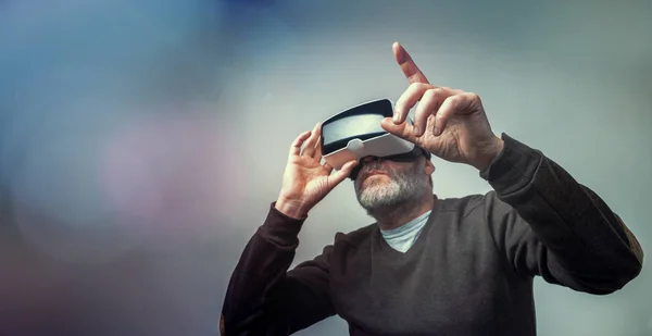 Podnikatel, nosí brýle virtuální reality — Stock fotografie