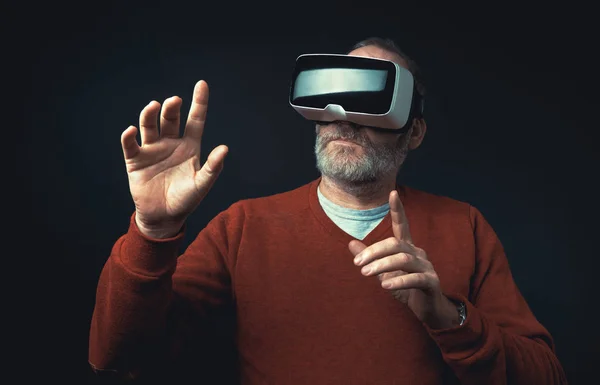 Businessman wearing virtual reality goggles — Stock Photo, Image