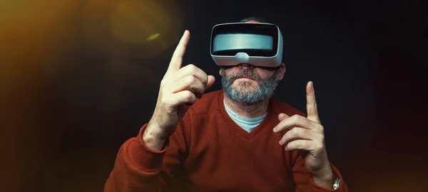 Homme d'affaires portant des lunettes de réalité virtuelle — Photo