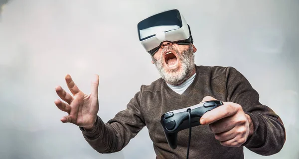 Бородатый мужчина в очках виртуальной реальности — стоковое фото