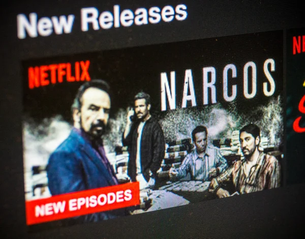 Netflix на экране компьютера - новые эпизоды нарков — стоковое фото