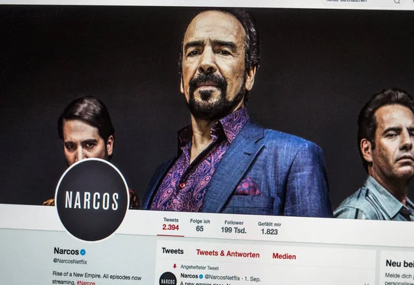 Twitter on computer screen - new narcos episodes — Stock Photo, Image