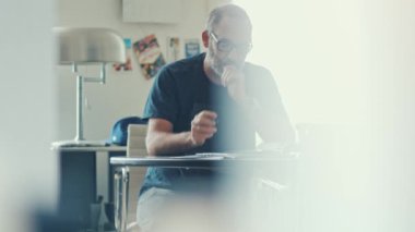 rahat olgun işadamı çalışma ofisinde konsantre