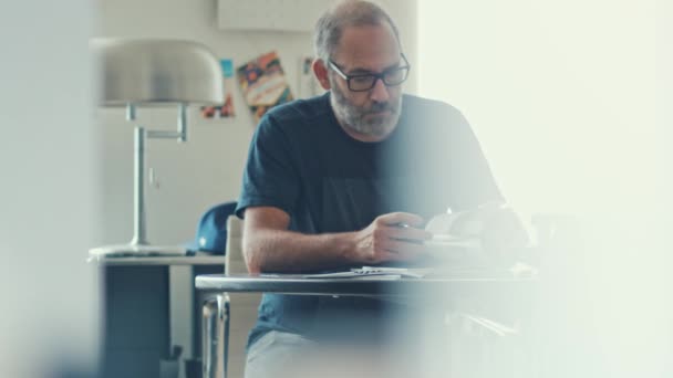 Gelegenheitskaufmann arbeitet konzentriert im Büro — Stockvideo