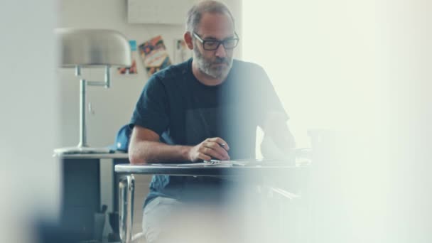 Casual uomo d'affari maturo che lavora concentrato in ufficio — Video Stock