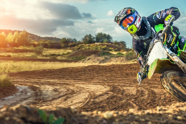 Motocross-Fahrer fährt auf Schotterpiste — Stockfoto