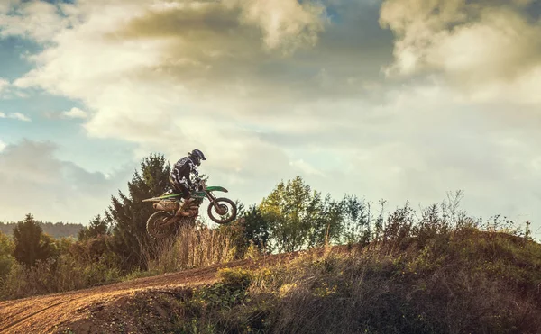 Motocross-Fahrer fährt auf Schotterpiste — Stockfoto