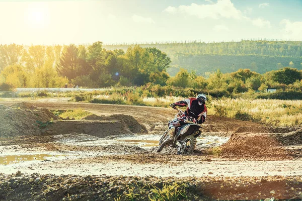 Motocross MX Jinete montando en pista de tierra —  Fotos de Stock