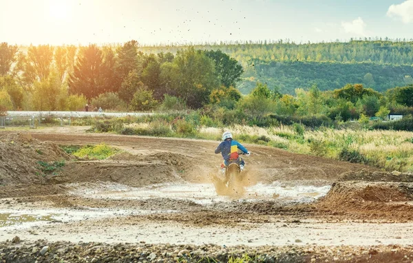 Motocross MX Rider equitação na pista de sujeira — Fotografia de Stock