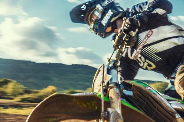 Motocross MX Rider едет по грунтовой дорожке — стоковое фото