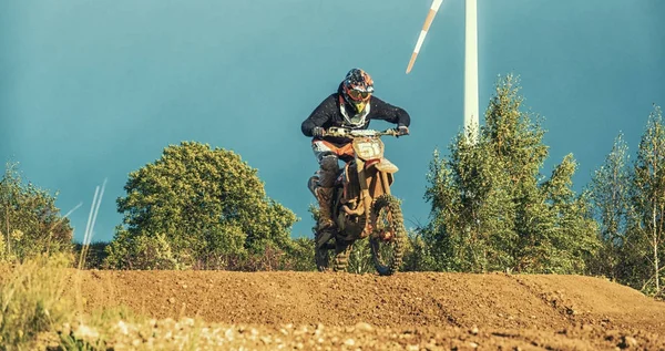 Motocross-Fahrer fährt auf Schotterpiste — Stockfoto