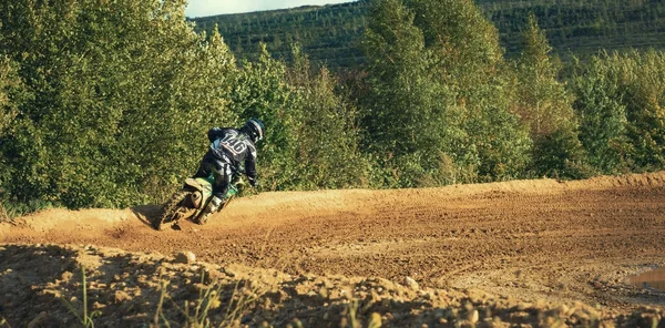 Motocross MX Rider едет по грунтовой дорожке — стоковое фото