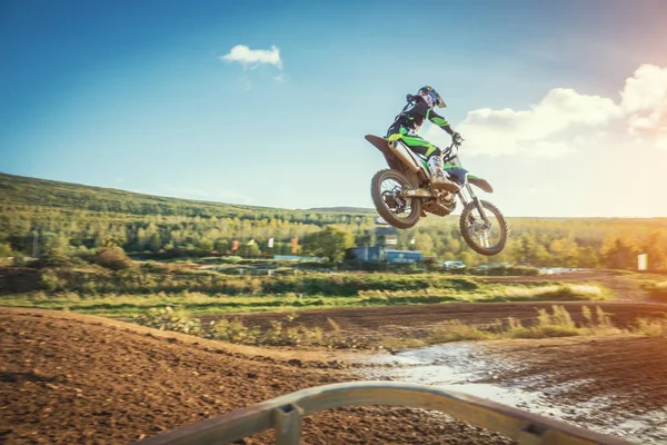 Motocross-Fahrer fährt auf Schotterpiste — Stockfoto