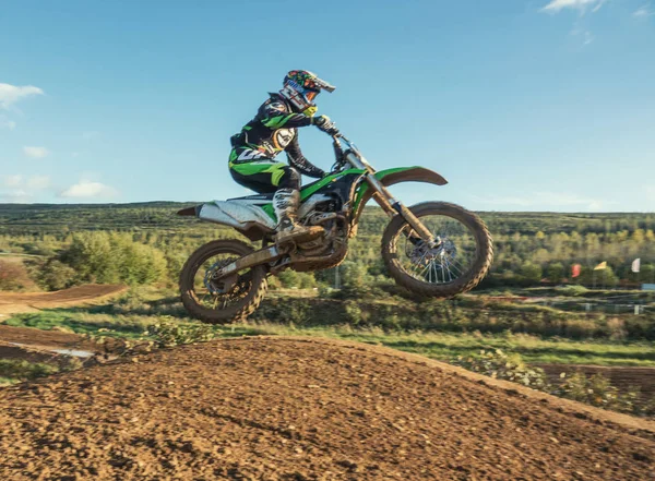 Motocross MX Jinete montando en pista de tierra — Foto de Stock