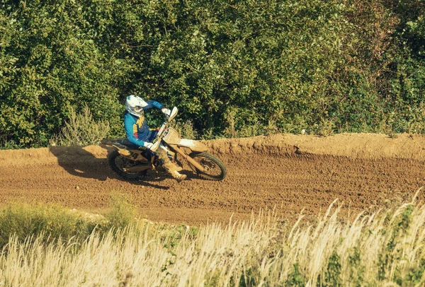 Motocross MX Rider equitação na pista de sujeira — Fotografia de Stock