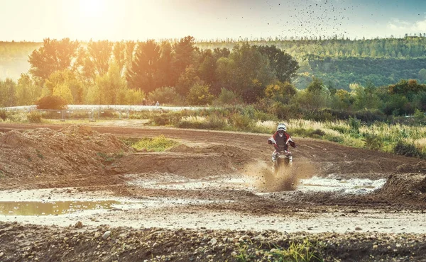 Motocross MX Rider guida su pista sterrata — Foto Stock