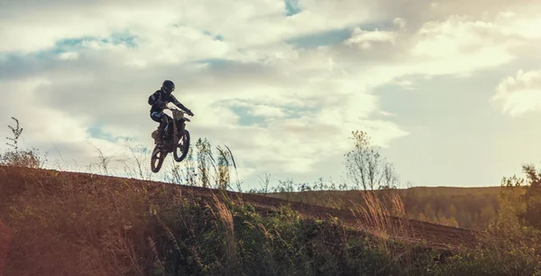 Motocross MX Rider guida su pista sterrata — Foto Stock