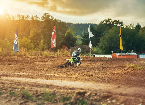 Мотокрос Mx Rider їзда по грунтовій дорозі — стокове фото